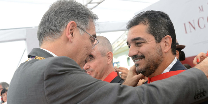 O vice-presidente Cláudio Terrão recebeu a Medalha de Honra do governador Fernando Pimentel (Foto: Veronica Manevy)
